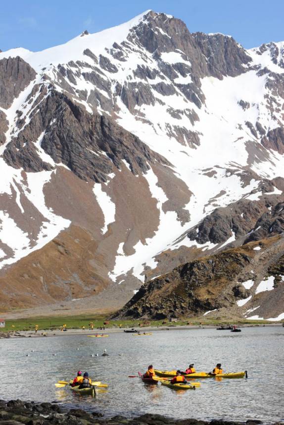 Em dia de muito sol, nosso grupo aproveita para fazer caiaque em Ocean Harbour, na Geórgia do Sul (foto de Marla Barker)